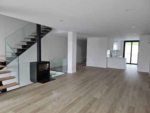 Moradia em banda em Santa Lucrécia