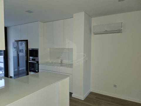 Moradia em banda em Santa Lucrécia