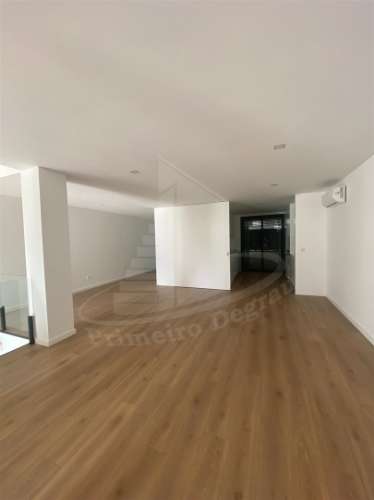 Moradia em banda em Santa Lucrécia