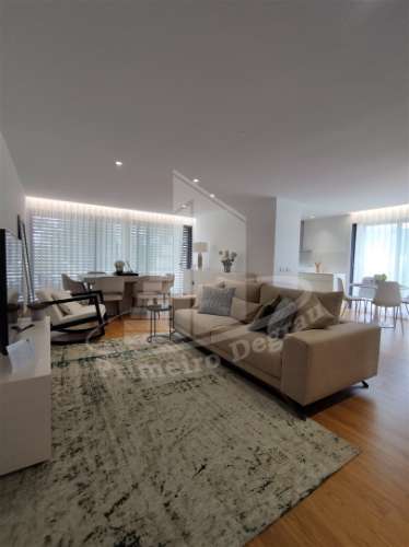 Moradia de gaveto em Palmeira, Braga