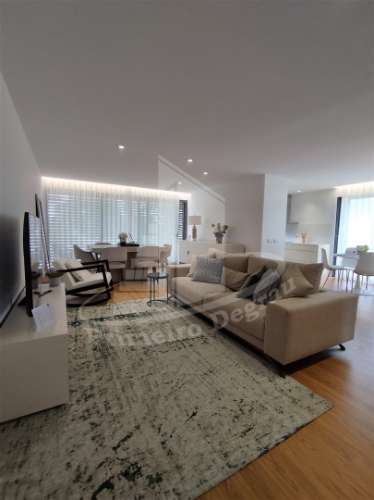 Moradia de gaveto em Palmeira, Braga