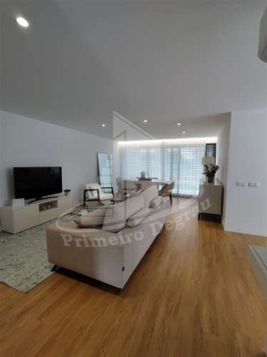 Moradia de gaveto em Palmeira, Braga