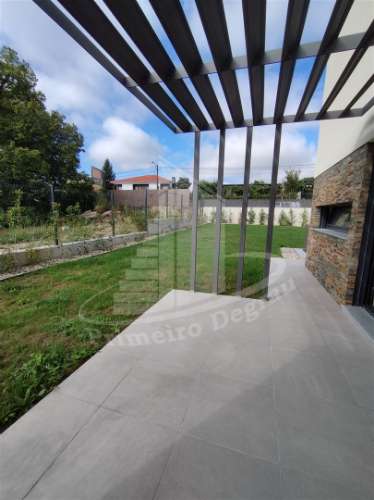 Moradia de gaveto em Palmeira, Braga