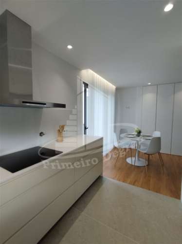 Moradia de gaveto em Palmeira, Braga