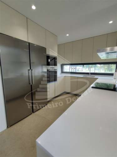 Moradia de gaveto em Palmeira, Braga