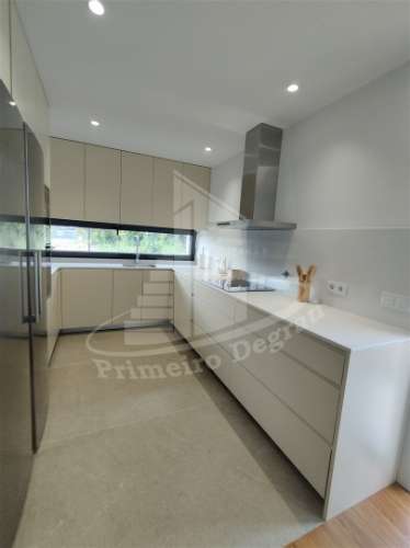 Moradia de gaveto em Palmeira, Braga