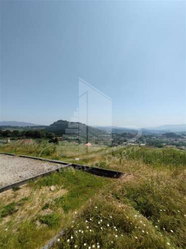 Moradia de 2 pisos em avançado estado de construção