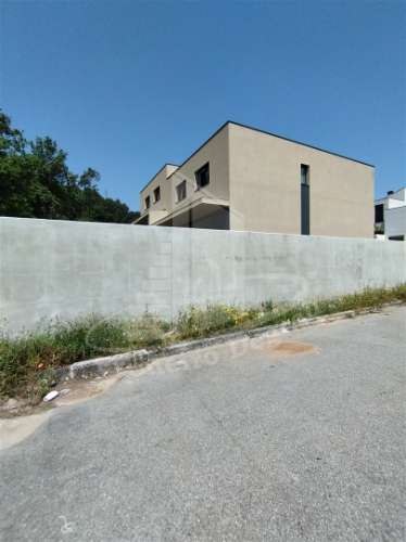 Moradia de 2 pisos em avançado estado de construção