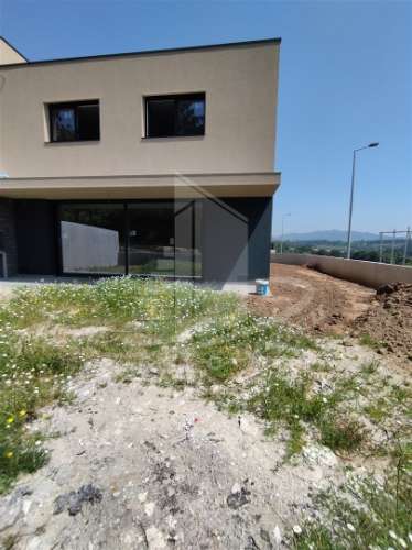 Moradia de 2 pisos em avançado estado de construção