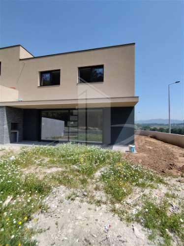 Moradia de 2 pisos em avançado estado de construção