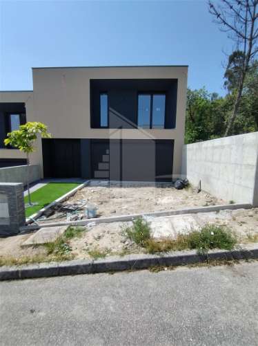 Moradia de 2 pisos em avançado estado de construção