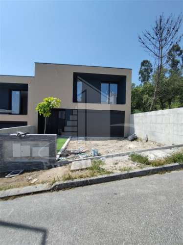 Moradia de 2 pisos em avançado estado de construção