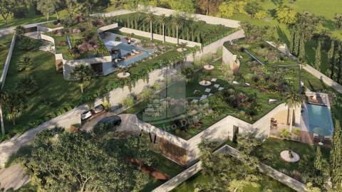 Moradia térrea implantada em 1870m2 de terreno