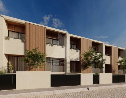 Moradia de Gaveto, de Tipologia T3 com Closet e Escritório