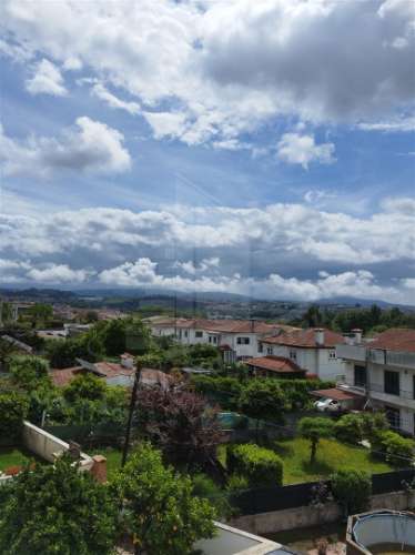 Moradia de Gaveto, de Tipologia T3 com Closet e Escritório