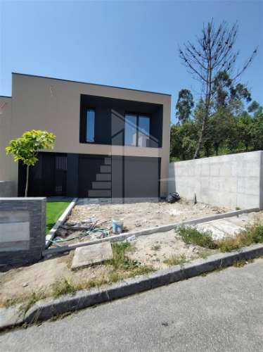 Moradia de 2 pisos em avançado estado de construção