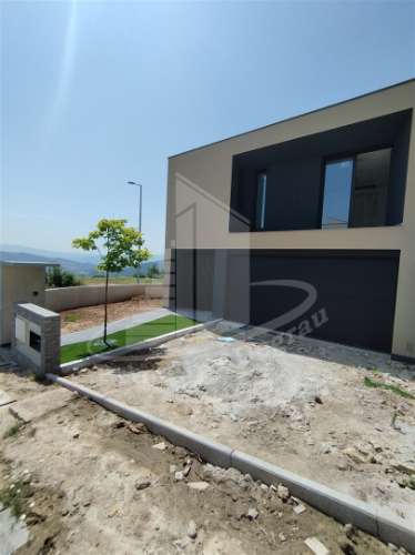 Moradia de 2 pisos em avançado estado de construção