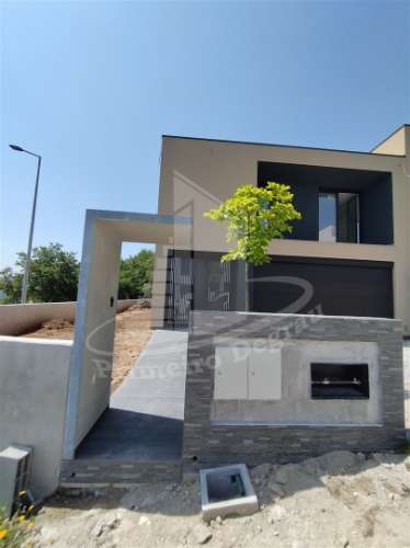 Moradia de 2 pisos em avançado estado de construção