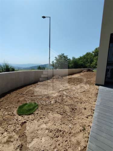 Moradia de 2 pisos em avançado estado de construção