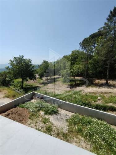 Moradia de 2 pisos em avançado estado de construção