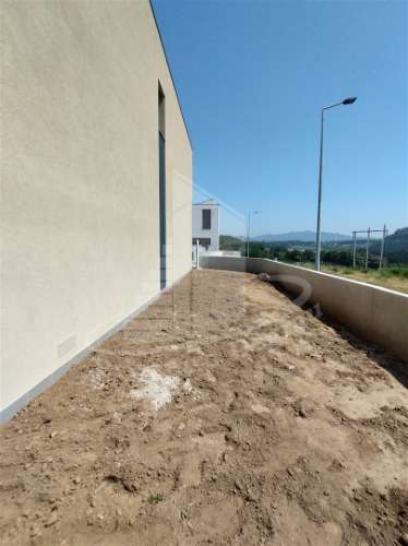 Moradia de 2 pisos em avançado estado de construção