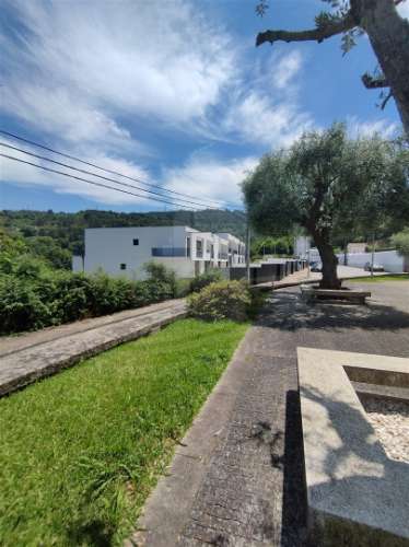 Moradia de gaveto em Santa Lucrécia