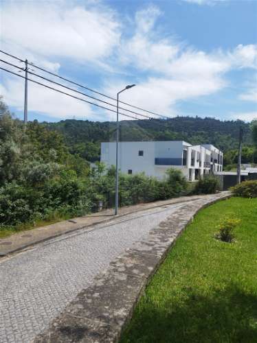 Moradia de gaveto em Santa Lucrécia