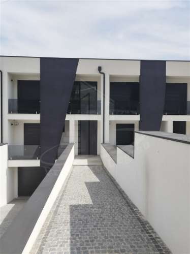 Moradia de gaveto em Santa Lucrécia