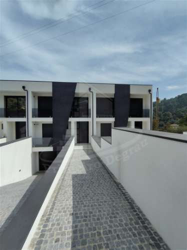 Moradia de gaveto em Santa Lucrécia