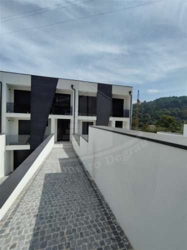 Moradia de gaveto em Santa Lucrécia