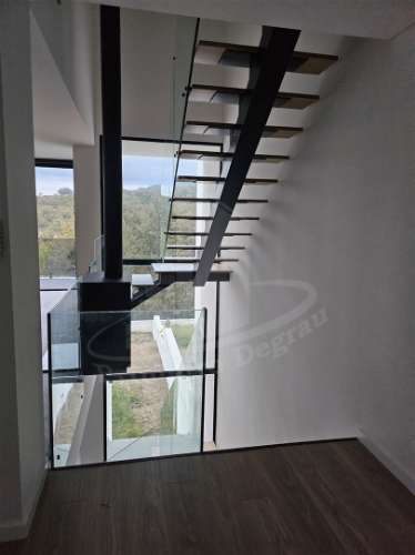 Moradia de gaveto em Santa Lucrécia