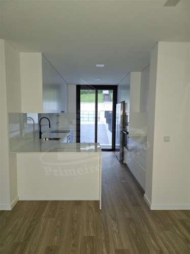 Moradia de gaveto em Santa Lucrécia