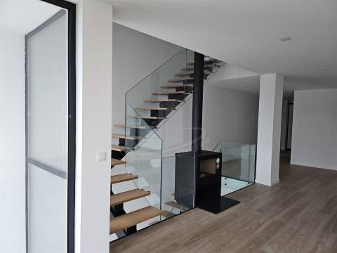 Moradia de gaveto em Santa Lucrécia