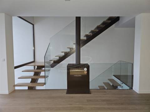 Moradia de gaveto em Santa Lucrécia