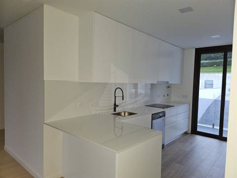 Moradia de gaveto em Santa Lucrécia