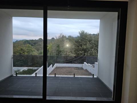 Moradia de gaveto em Santa Lucrécia