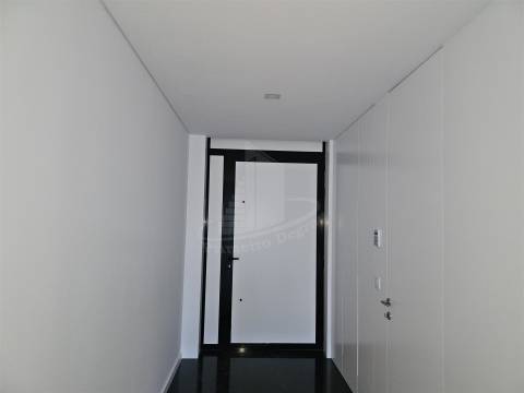 Moradia de gaveto em Santa Lucrécia