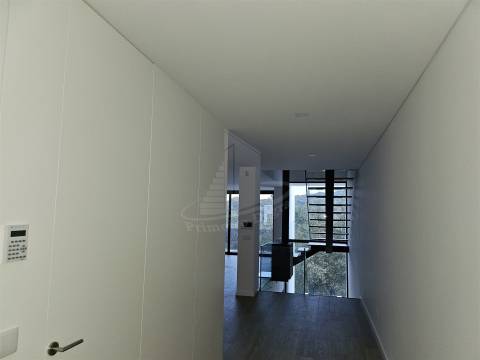 Moradia de gaveto em Santa Lucrécia