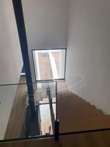 Moradia de gaveto em Santa Lucrécia