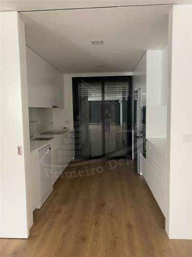 Moradia de gaveto em Santa Lucrécia