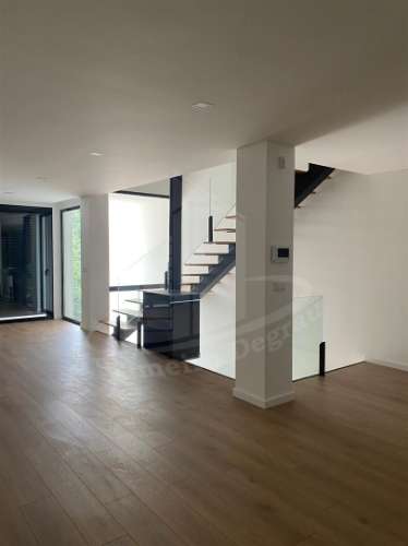 Moradia de gaveto em Santa Lucrécia