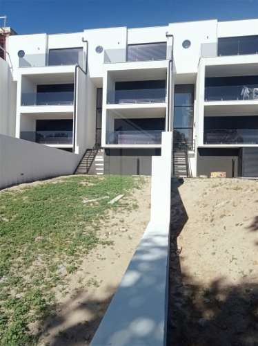 Moradia de gaveto em Santa Lucrécia