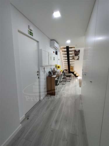 Apartamento T2+1 com mezanino em condomínio fechado – Aldeamento Lirisol, Ofir, Esposende.