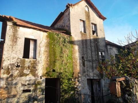 Moradia antiga T3 para restaurar em Oliveira de Azeméis.