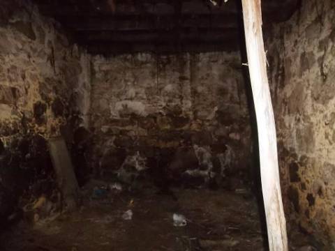 Moradia antiga T3 para restaurar em Oliveira de Azeméis.