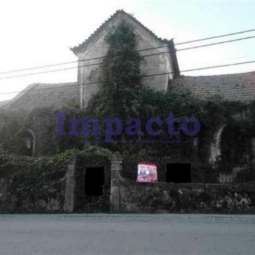 Moradia antiga T3 para restaurar em Oliveira de Azeméis.