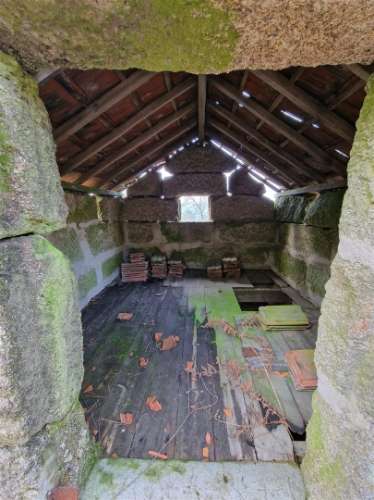 Quinta/terreno com cinco casas em pedra para recuperar