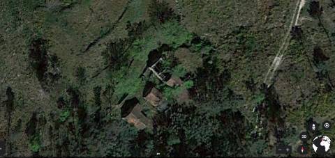 Quinta/terreno com cinco casas em pedra para recuperar