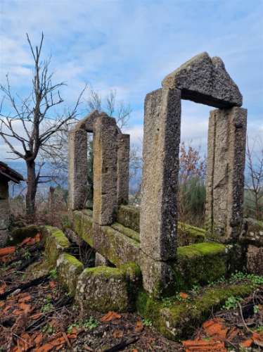 Quinta/terreno com cinco casas em pedra para recuperar