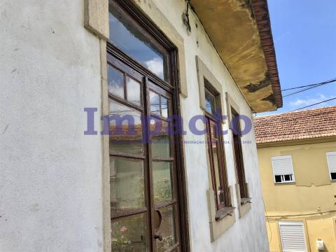 Edifício para recuperar em Cucujães destinado a habitação e comércio.